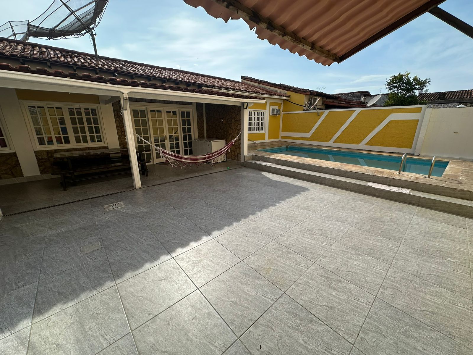 Área externa com piscina